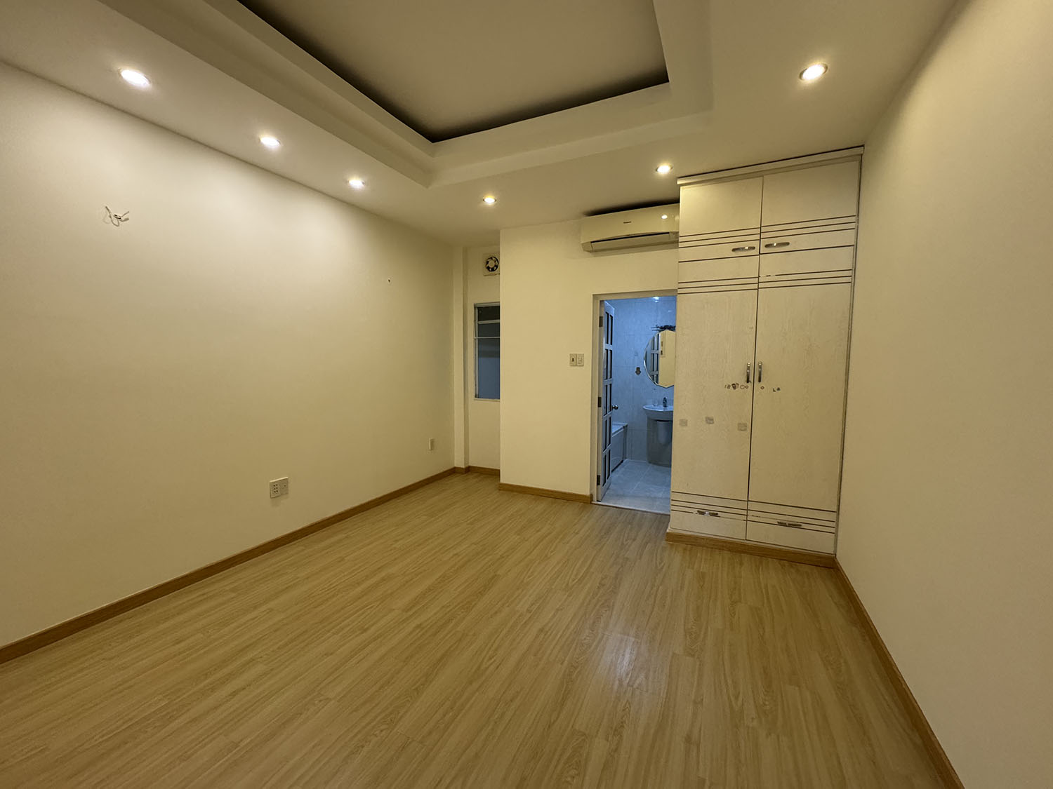 Nhà phố 3 lầu (DTKV: 4m x 15,5m=62m2) hẻm nhựa 8m khu kinh doanh sầm uất và người nước ở Lê Văn Sỹ